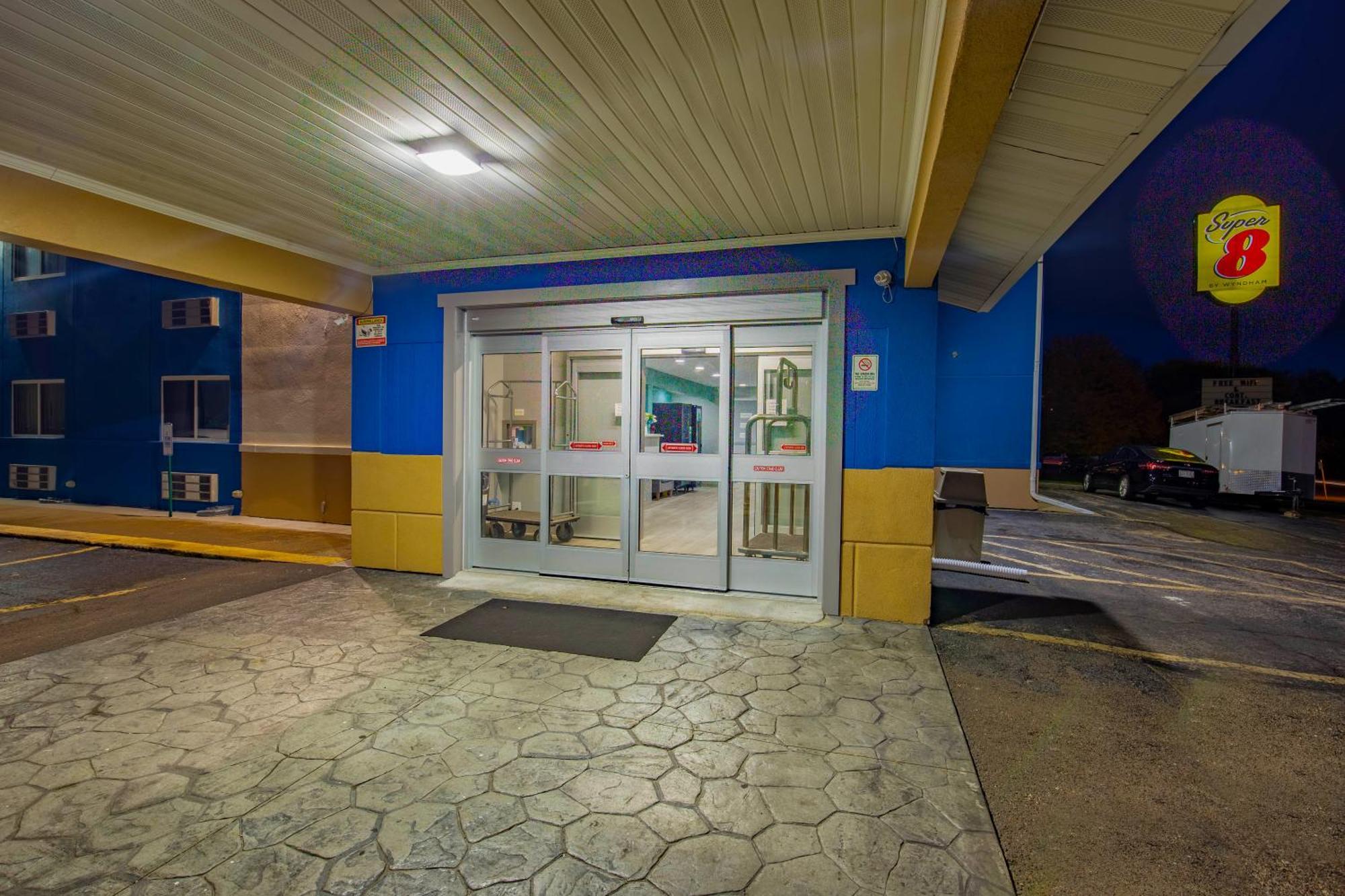 Super 8 By Wyndham Rockford I-90 Casino District Hotel Exterior photo